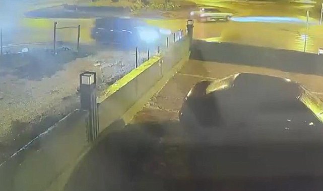 Cipin bahçe duvarına çarptığı kaza kamerada; 4 yaralı