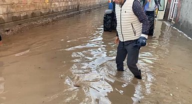 Cizre'de sağanak nedeniyle cadde ve sokaklarda su birikintileri oluştu