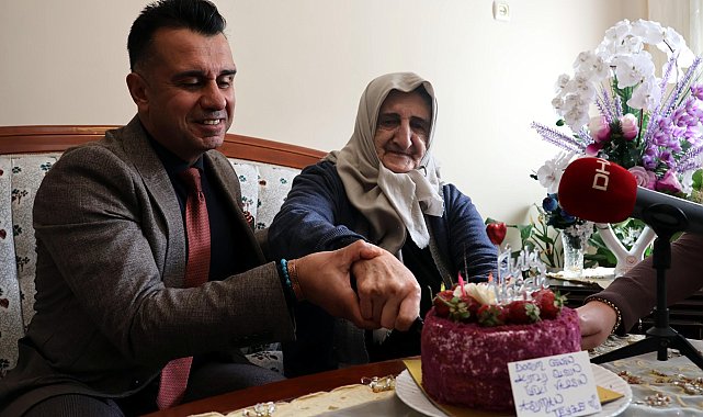 Çocukluğundan beri doğum günü kutlanmayan 85 yaşındaki Asuman Atasever'e pastalı sürpriz