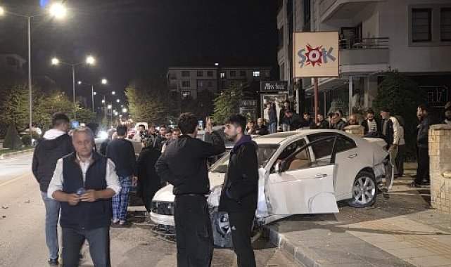 Çorum'da iki otomobil çarpıştı: 4 yaralı