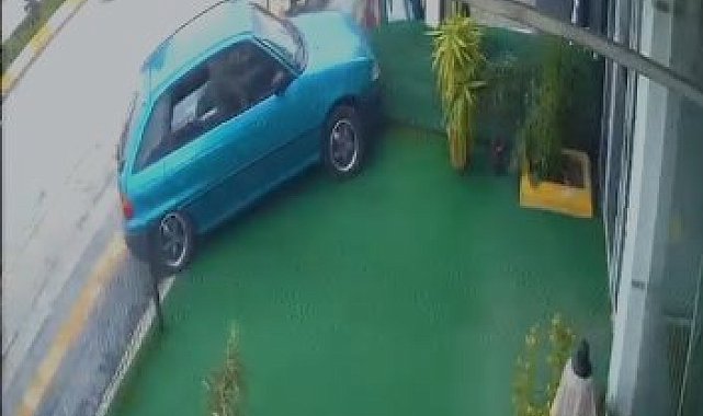 Çorum'da otomobil mağazaya girdi
