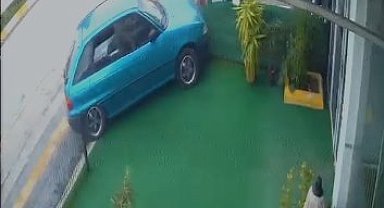 Çorum'da otomobil mağazaya girdi