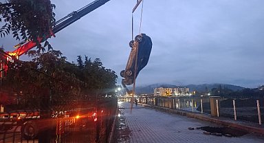 Çorum'da yolda oluşan çukura otomobil düştü