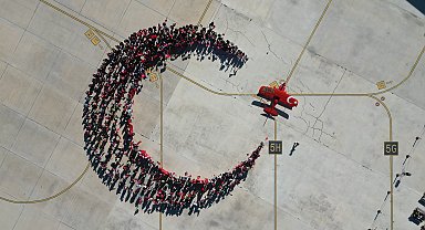 Cumhuriyet Bayramı'na özel koreografi; insanlar hilal, akrobasi uçağı yıldız oldu