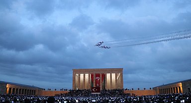 Cumhuriyet Bayramı'nda Türk Yıldızları'ndan Anıtkabir'de saygı uçuşu