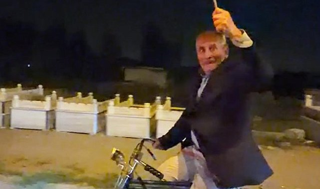 Cumhuriyet konvoyuna bisikletiyle katılan emekliye anlamlı hediye