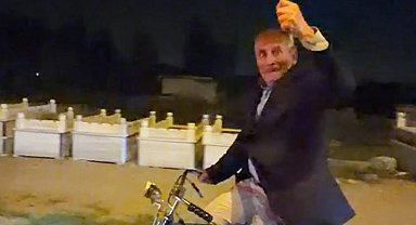 Cumhuriyet konvoyuna bisikletiyle katılan emekliye anlamlı hediye