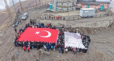 Cumhuriyet'in ruhunu Palandöken'in zirvesine taşıdılar