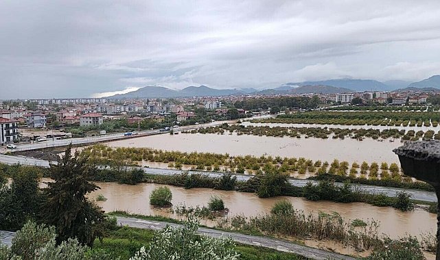 Dalaman'da çay taştı, yollar göle döndü, su baskınları yaşandı