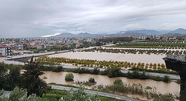 Dalaman'da çay taştı, yollar göle döndü, su baskınları yaşandı