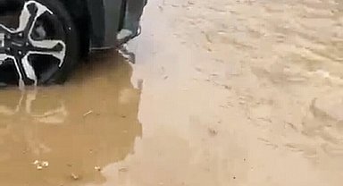 Datça'da sağanak nedeniyle yollar göle döndü