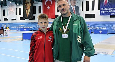 Dayısının yönlendirmesiyle başladığı eskrimde Türkiye şampiyonu oldu