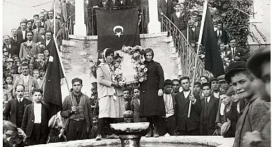 Demirci'de 98 yıl önceki Cumhuriyet karesi yeniden canlandırıldı