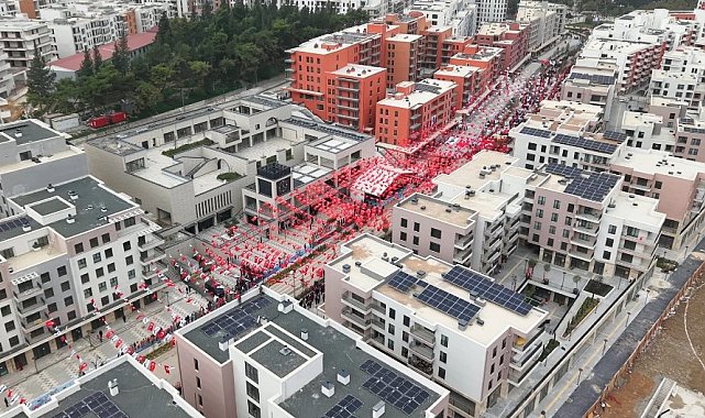 Depremle sessizliğe bürünen Atatürk Caddesi'nde 3 yıl sonra 29 Ekim coşkusu