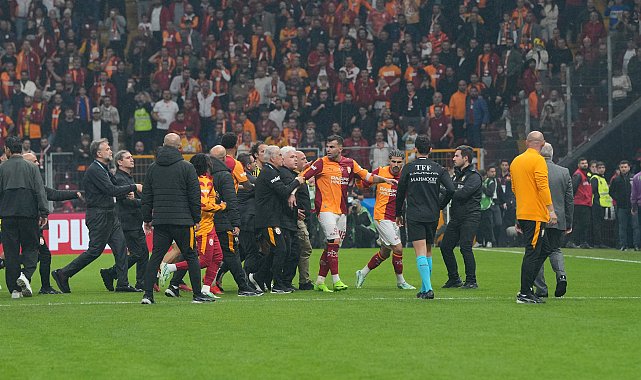 Derbi sonrası saha karıştı, Abdülkerim Bardakcı ile Archie Brown birbirine girdi