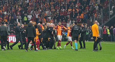 Derbi sonrası saha karıştı, Abdülkerim Bardakcı ile Archie Brown birbirine girdi