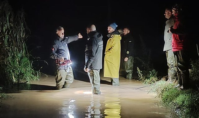 Dereye düşen cipin sürücüsü kurtuldu, kayıp 2 kişi aranıyor