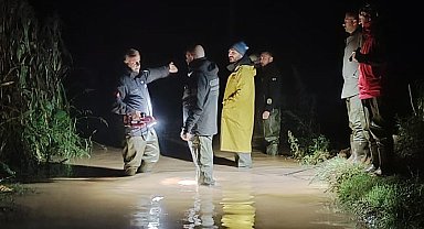 Dereye düşen cipin sürücüsü kurtuldu, kayıp 2 kişi aranıyor