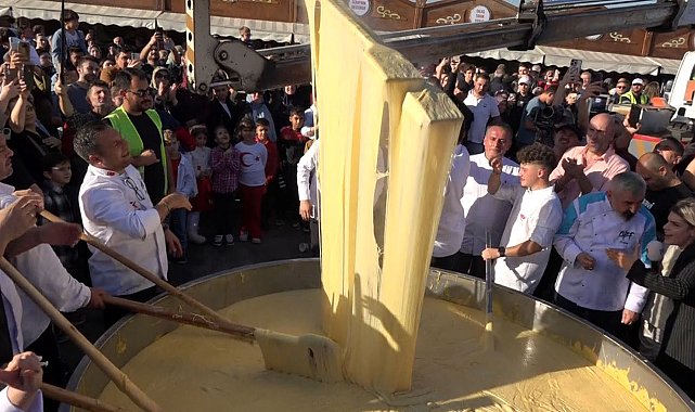 Dev tencerede pişirilen kuymakla vinçli rekor denemesi