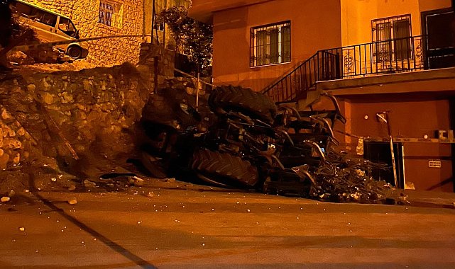 Devrilen traktörün sürücüsü öldü, eşi ve çocuğu yaralandı