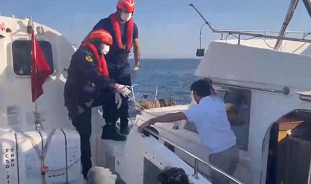 Didim açıklarında 3'ü çocuk 17 kaçak göçmen kurtarıldı; 1 gözaltı
