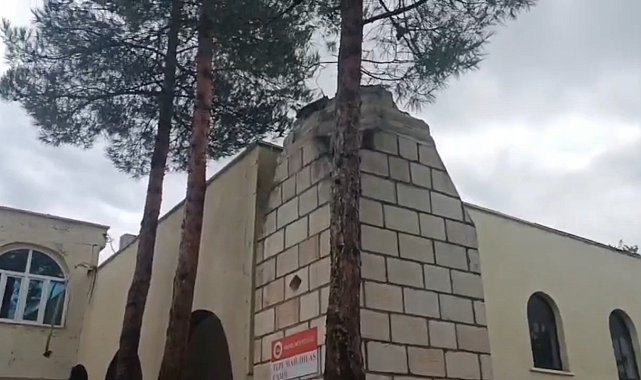Diyarbakır'da kuvvetli rüzgarla caminin minaresi evin damına devrildi