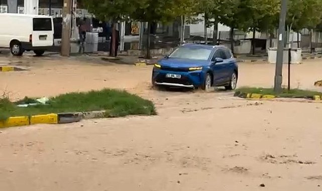 Diyarbakır'da sağanak; cadde ve sokaklar göle döndü