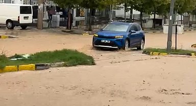 Diyarbakır'da sağanak; cadde ve sokaklar göle döndü