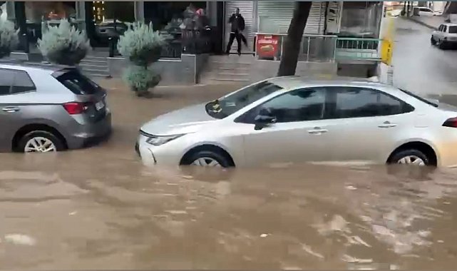 Diyarbakır'da sağanak; yollar göle döndü, su baskınları yaşandı