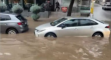 Diyarbakır'da sağanak; yollar göle döndü, su baskınları yaşandı