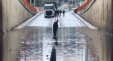 Diyarbakır'da sağanak; yollar göle döndü, su baskınları yaşandı