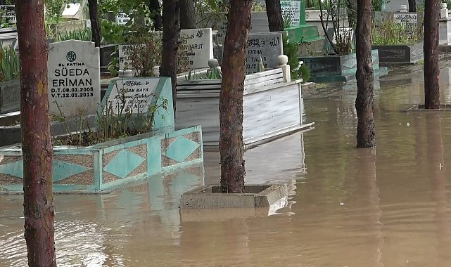 Diyarbakır'da sağanak; yollar göle döndü, su baskınları yaşandı