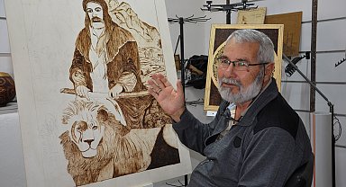 Doğadan topladığı atıkları dönüştürüp sanata çeviriyor