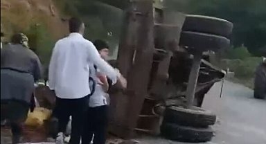 Düzce'de traktör römorku devrildi: 11 yaralı