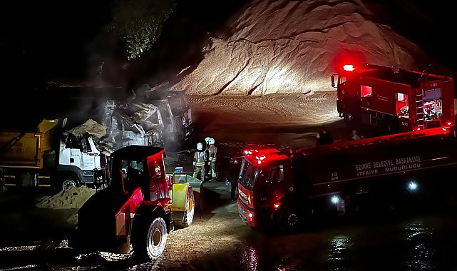 Edirne'de kum ocağında park halindeki 3 kamyon yandı
