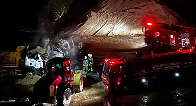Edirne'de kum ocağında park halindeki 3 kamyon yandı