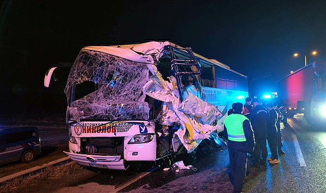 Edirne'de tur otobüsü, TIR'a çarptı: 10 yaralı