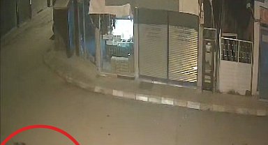 Elektrikli bisiklete çarpan otomobil sürücüsünün kaçtığı kaza kamerada: 2 yaralı