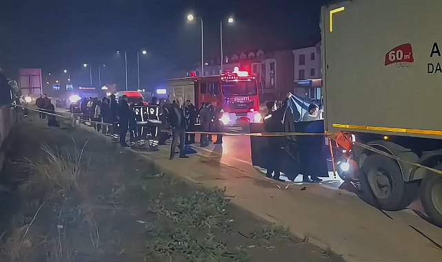 Emniyet şeridinde park halindeki TIR'a çarpan motosikletin sürücüsü öldü