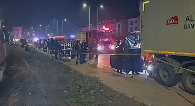 Emniyet şeridinde park halindeki TIR'a çarpan motosikletin sürücüsü öldü
