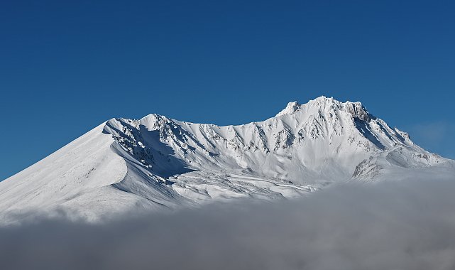 Erciyes Dağı'nın zirvesi beyaza büründü