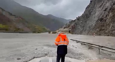 Erzincan'da sağanak sele neden oldu; Erzurum kara yolu tek yönlü ulaşıma kapatıldı