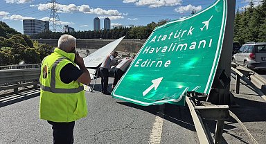 Esenler'de damperi açık hafriyat kamyonu yön tabelalarına çarptı