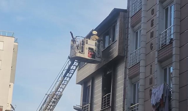 Esenyurt'ta 5 katlı binada yangın; mahsur kalan 5 kişi kurtarıldı