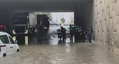Esenyurt'ta alt geçidi su bastı; araçlar yolda mahsur kaldı -1