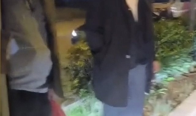 Esenyurt'ta durakta kalan yolcular, servisi biten İETT otobüsünün önünü kesti