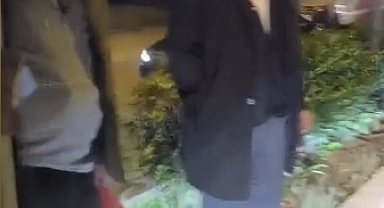 Esenyurt'ta durakta kalan yolcular, servisi biten İETT otobüsünün önünü kesti
