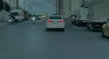 Esenyurt'ta hafif ticari aracın motosiklete çarptığı kaza kamerada