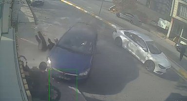 Esenyurt'ta motosiklete ve yayaya çarpan otomobil kamerada: 2 ağır yaralı