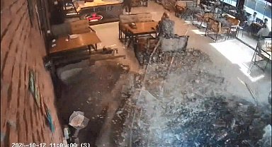 Esenyurt'ta otomobil park halindeki araca çarpıp börekçiye girdi